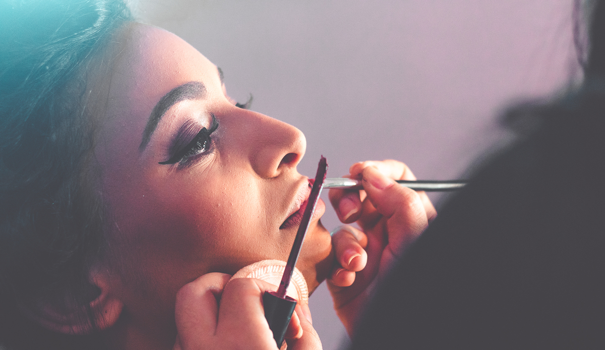 Foto noiva fazendo a maquiagem