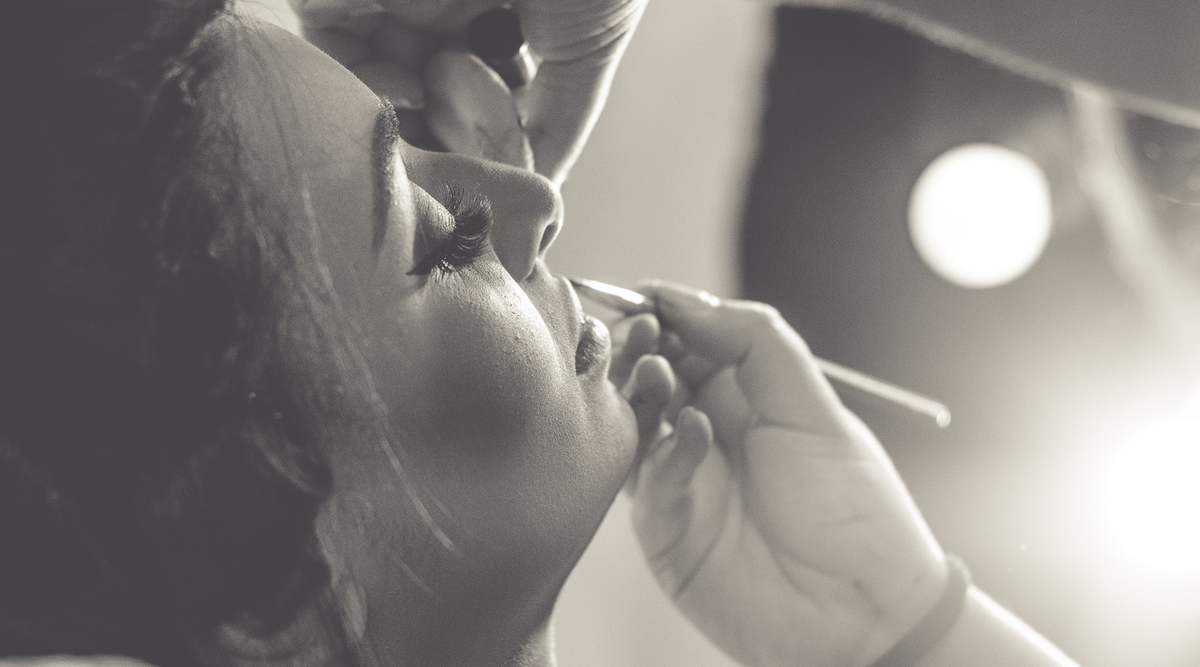 Foto noiva fazendo a maquiagem