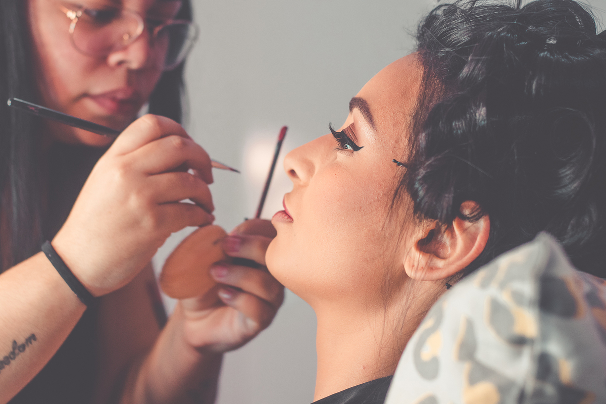 Foto noiva fazendo a maquiagem