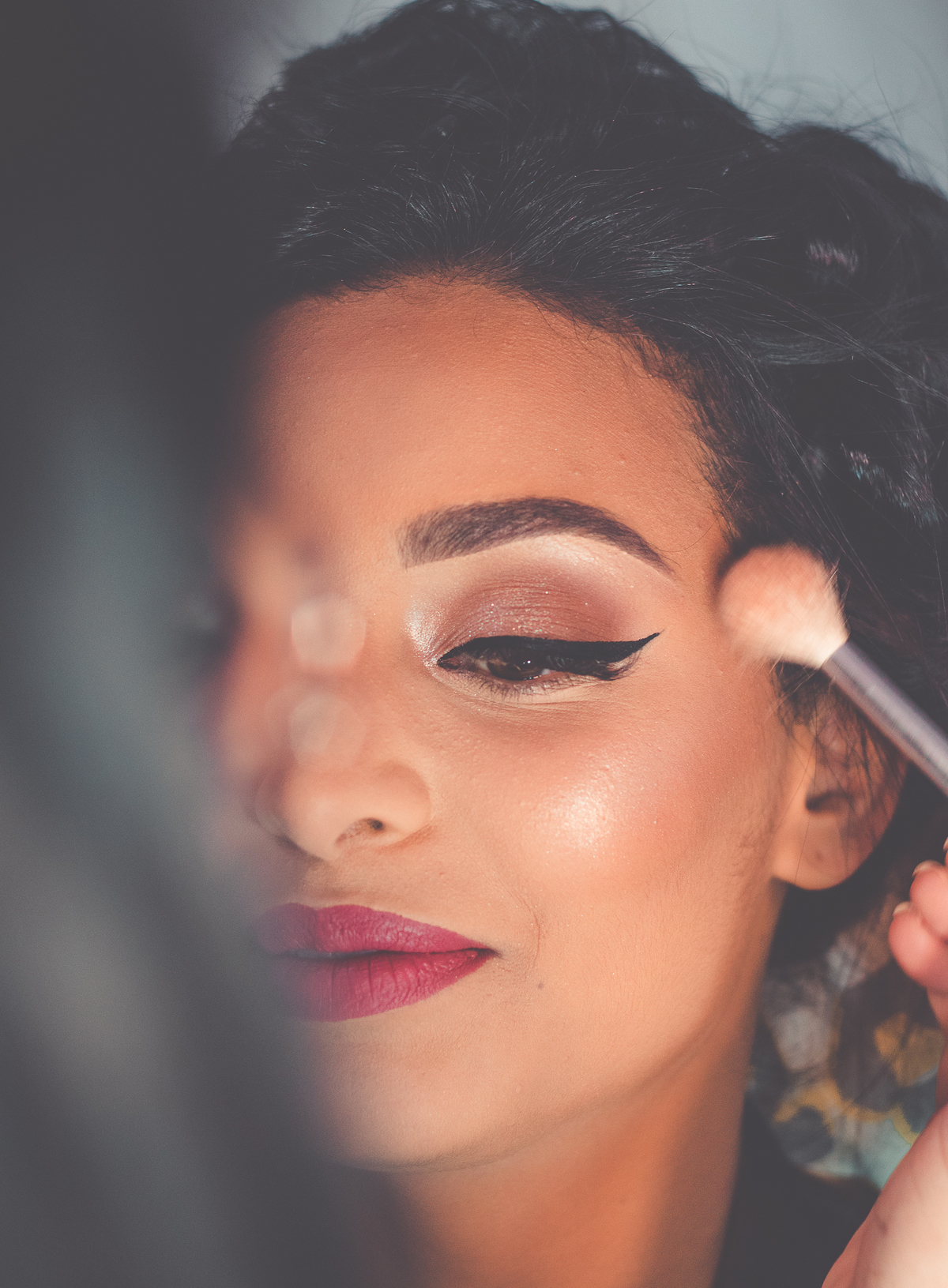 Foto detalhe noiva fazendo a maquiagem no dia da noiva