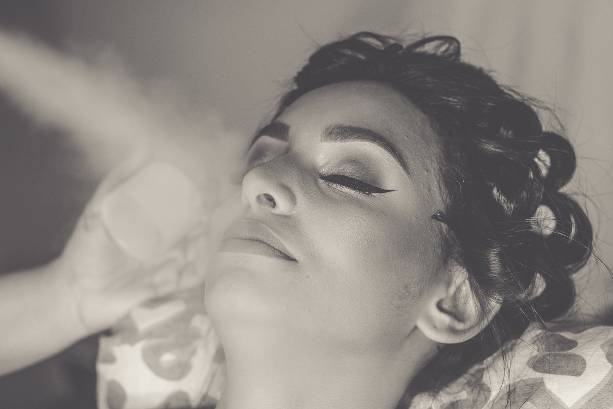 Foto noiva fazendo a maquiagem no dia da noiva