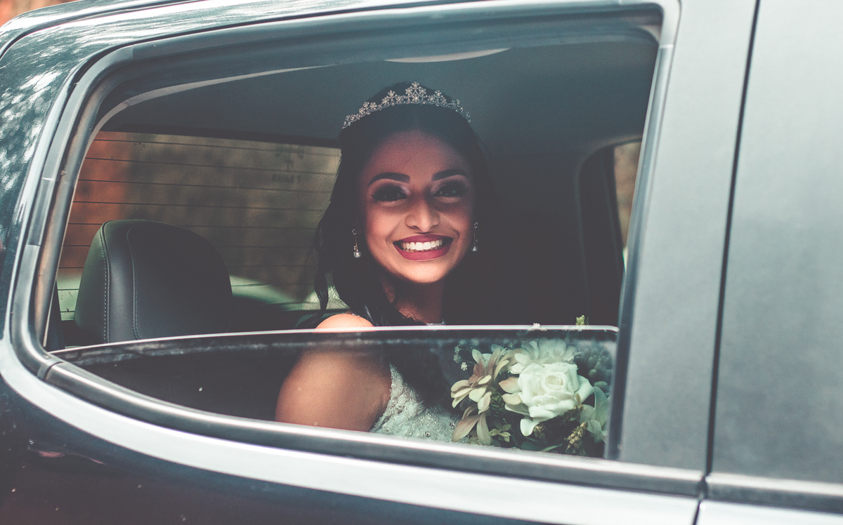 Foto de noiva no carro com bouquet