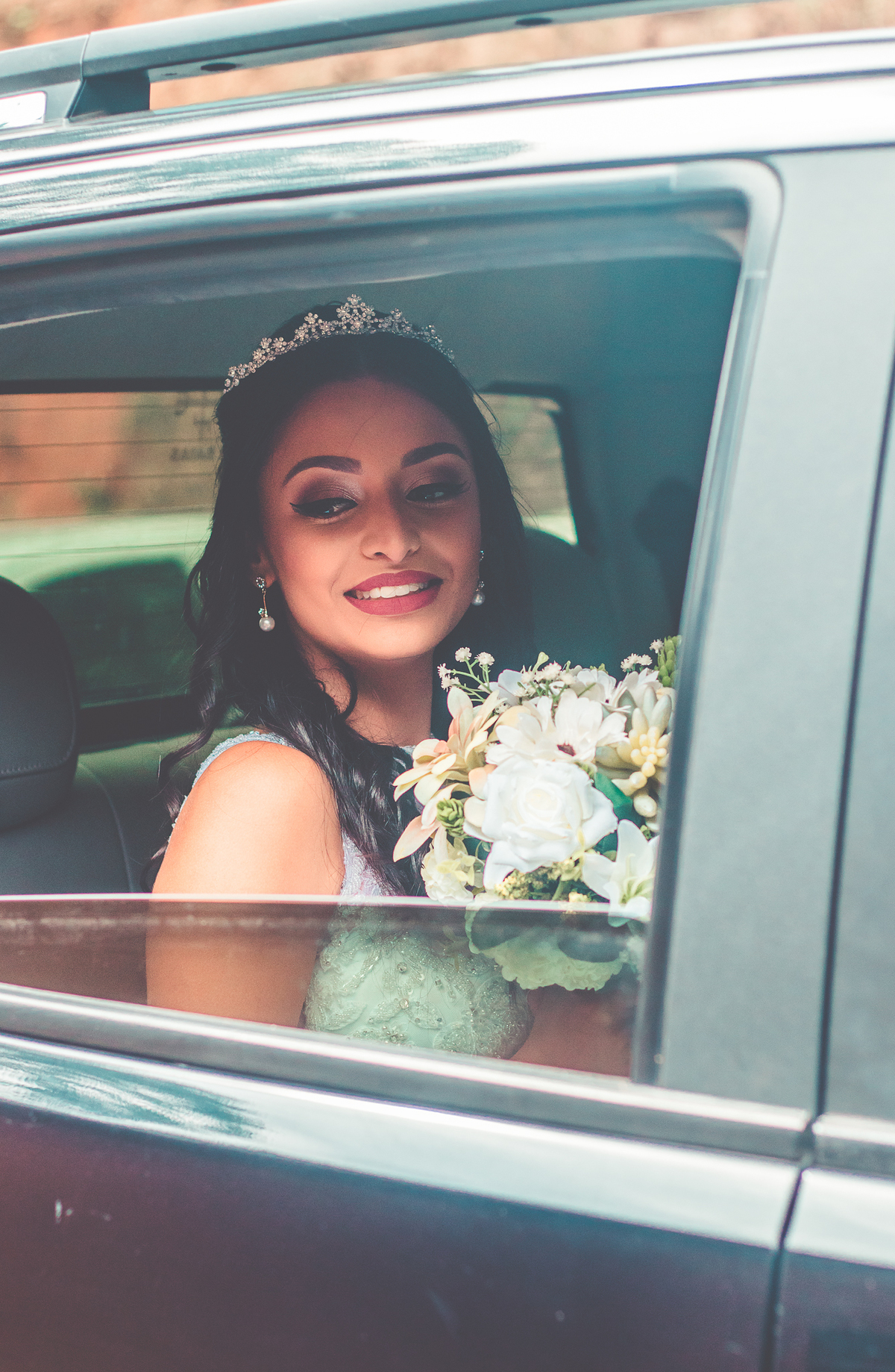 Foto de noiva no carro com bouquet
