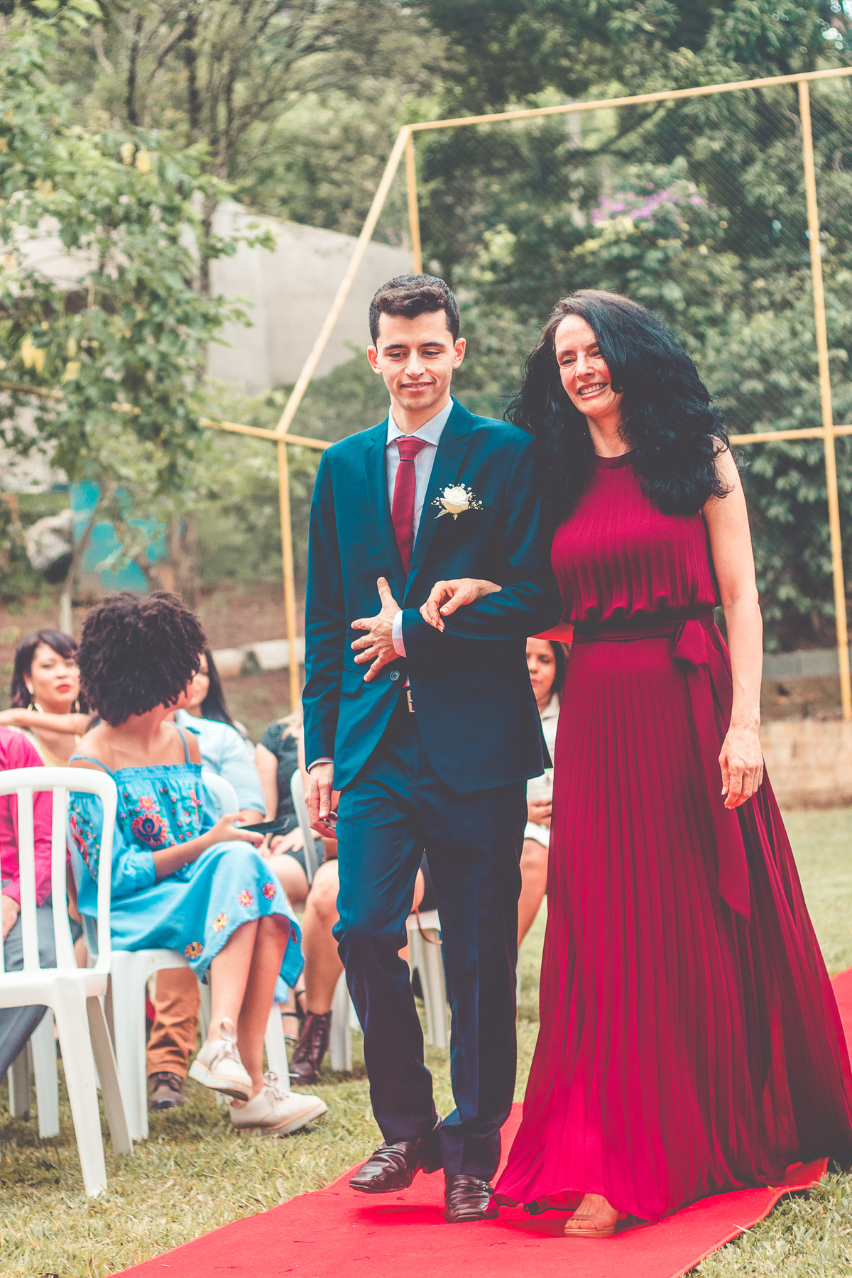 Foto de noivo com terno azul marinho e gravata vinho com a mãe