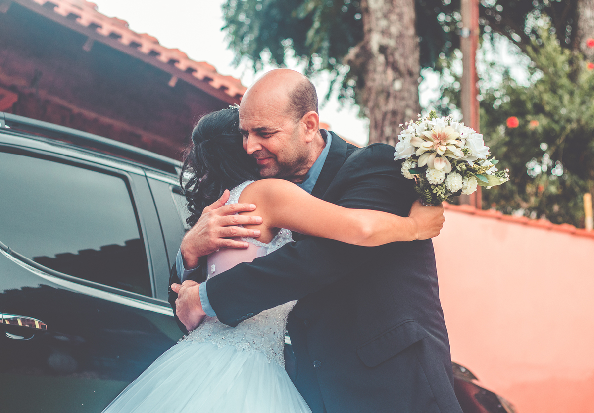 Foto de noiva abraçando pai antes da cerimônia