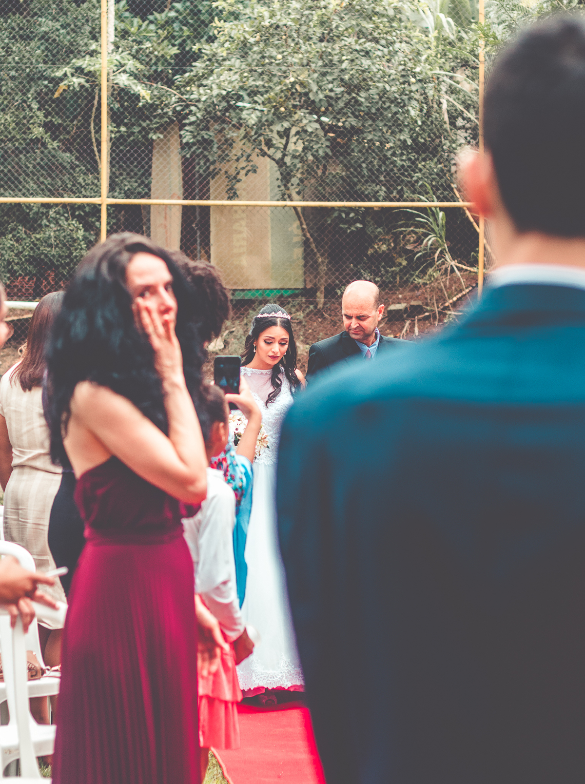 Foto de mãe chorando durante a entrada da noiva