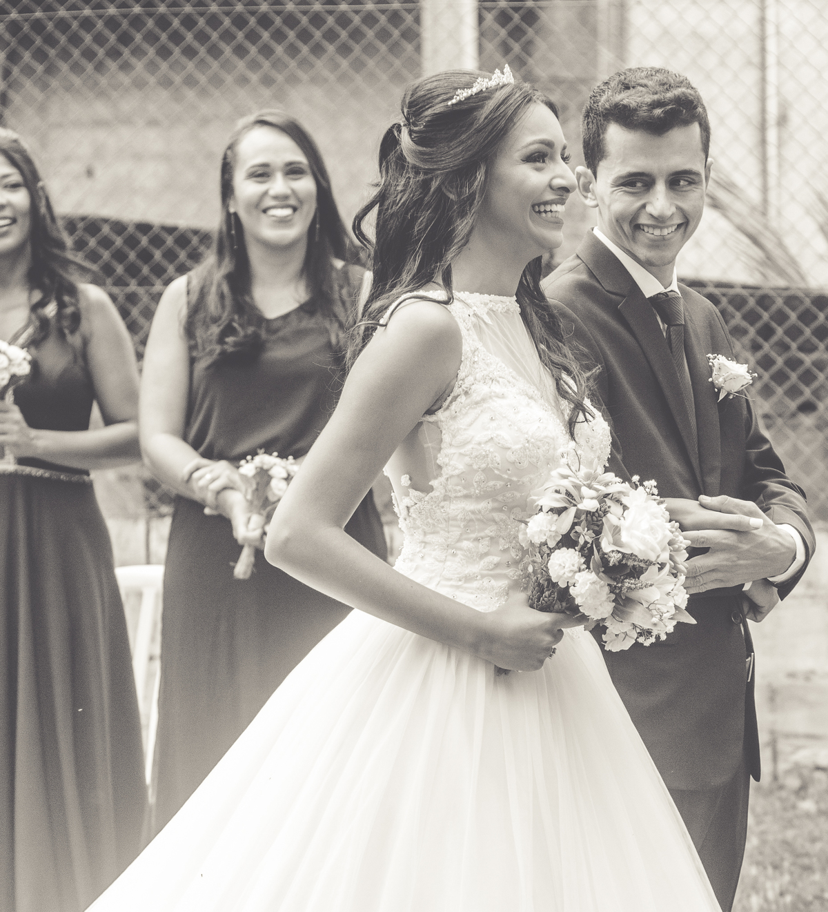 Foto de olhar do noivo para a noiva