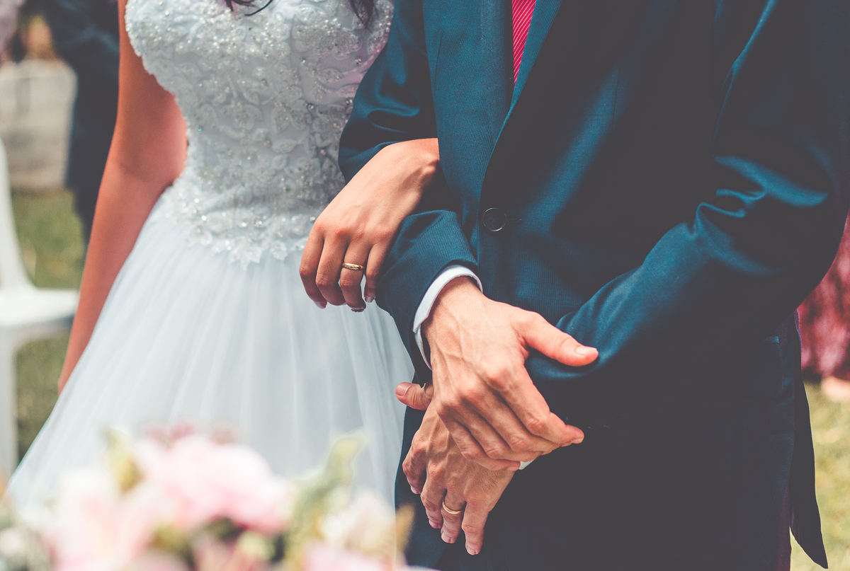 Foto de braço dos noivos durante a cerimônia