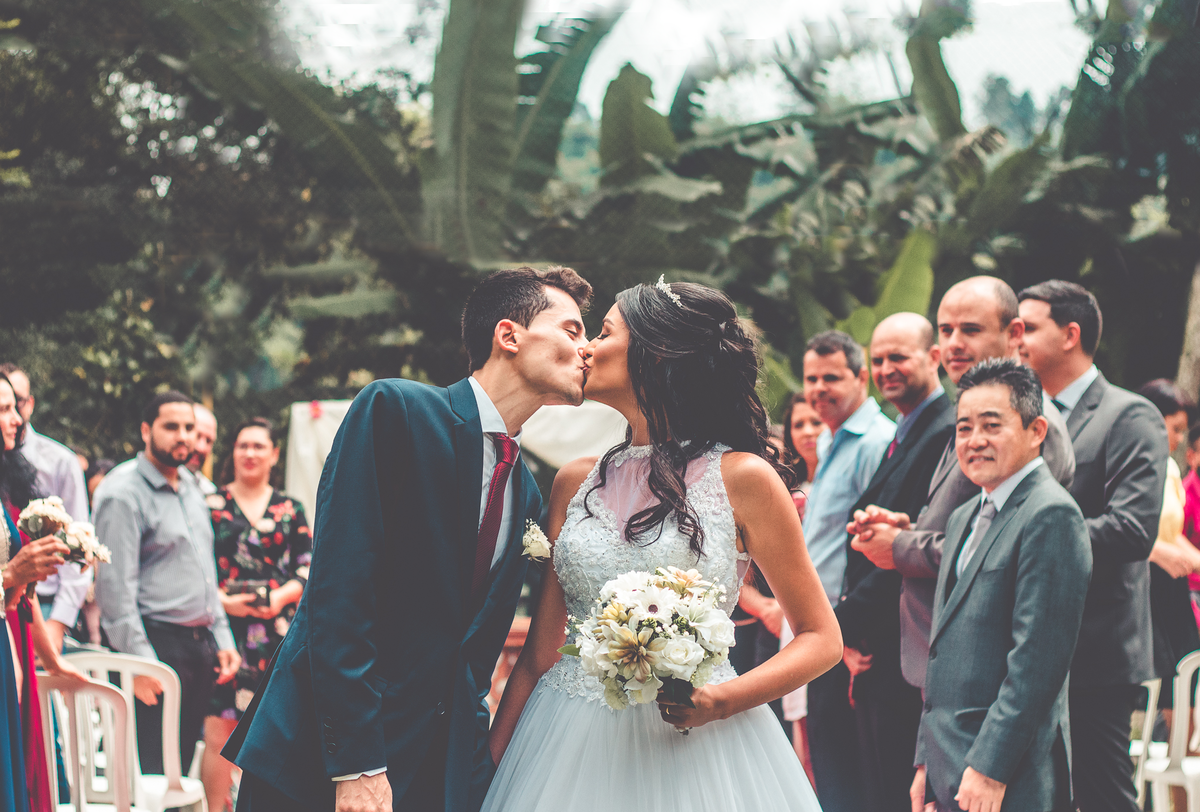 Saída dos noivos da cerimônia e beijo na saida