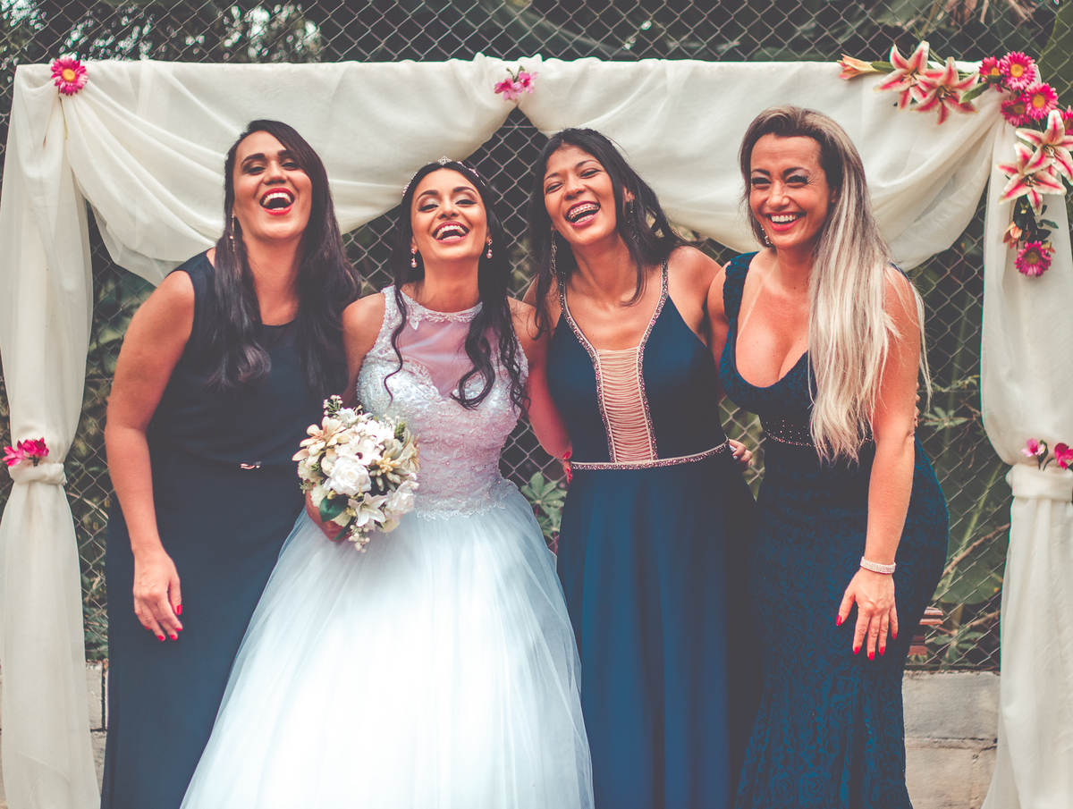 Noiva sorrindo com as madrinhas
