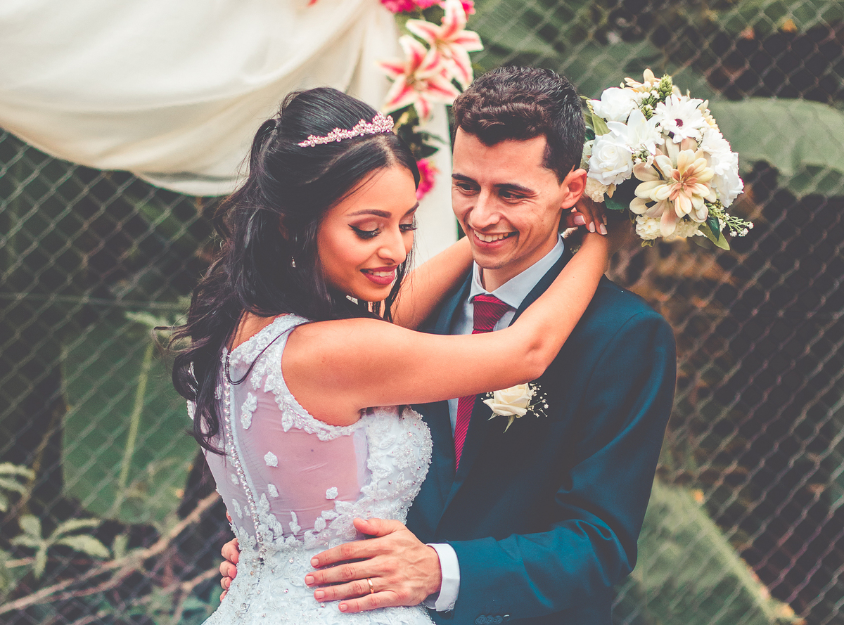 Noivo olhando para a noiva durante ensaio fotográfico