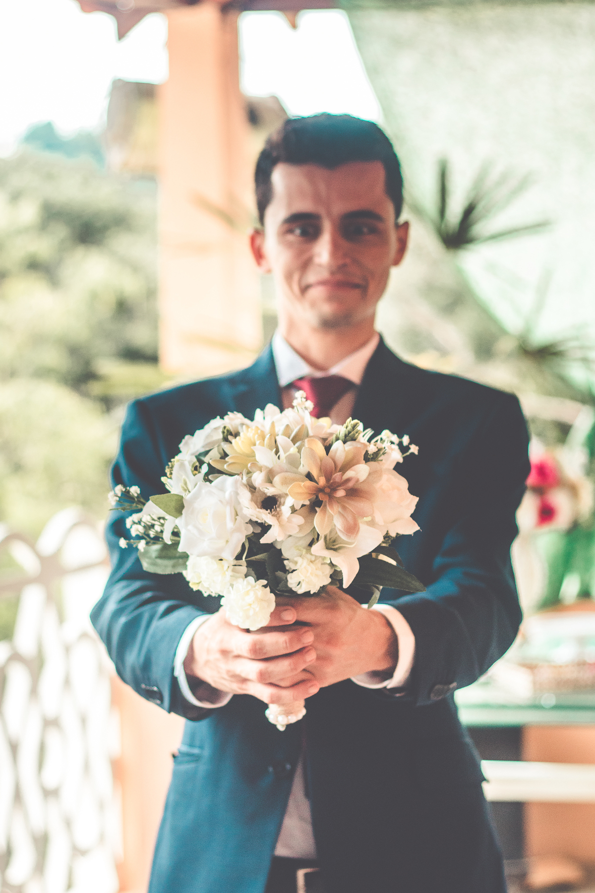 Foto divertida do noivo com buquê