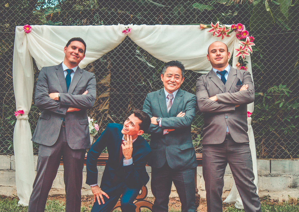 Foto divertida do noivo com os padrinhos