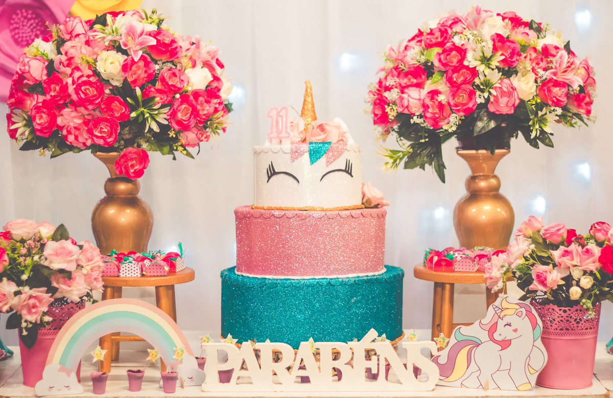 Foto decoração de festa infantil com tema de unicórnio, detalhe no bolo