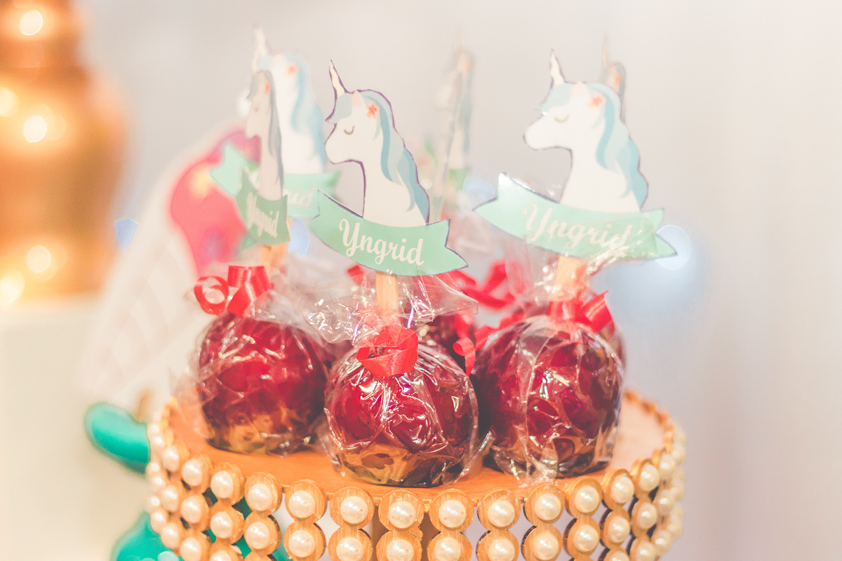 Foto decoração de festa infantil com tema de unicórnio detalhe na maçã do amor