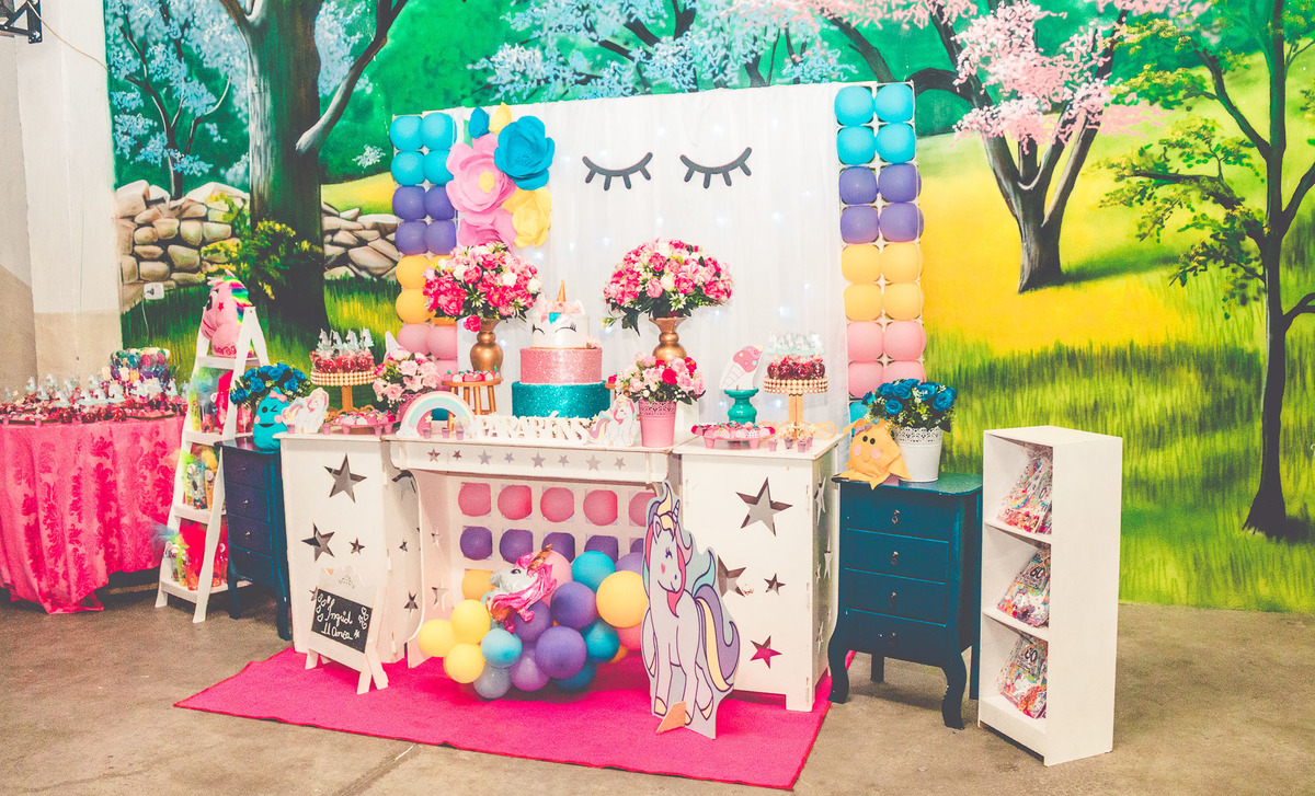 Foto decoração de festa infantil com tema de unicórnio