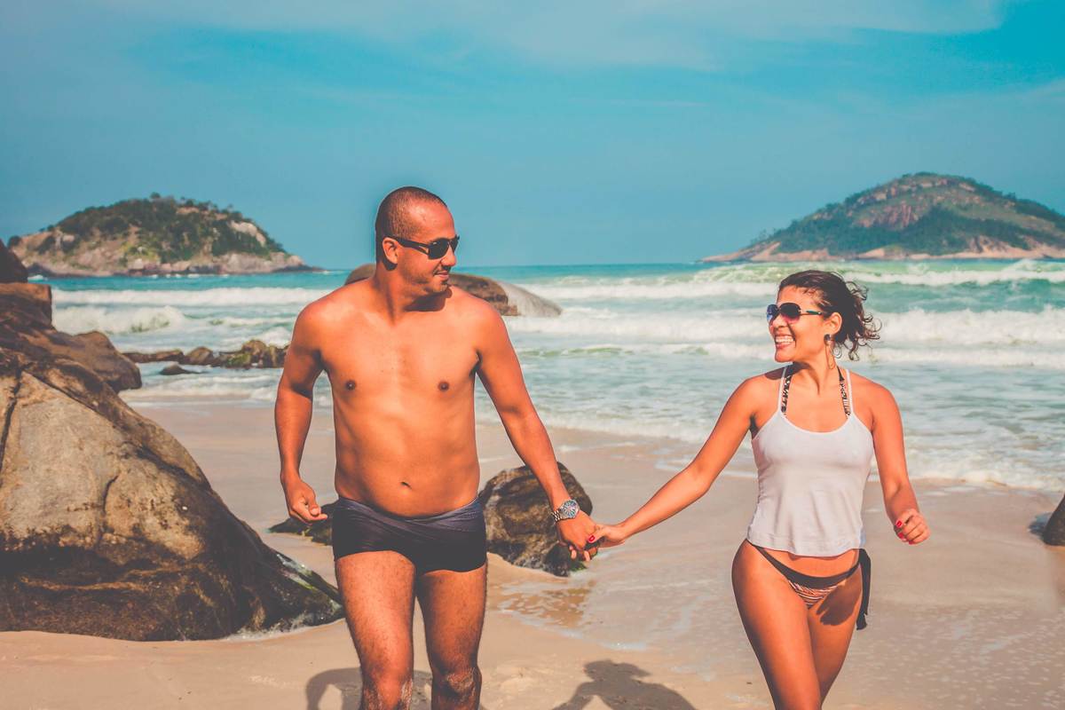 Fotos de um casal em ensaio fotográfico na praia