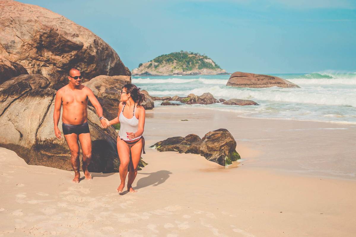Fotos de um casal em ensaio fotográfico na praia