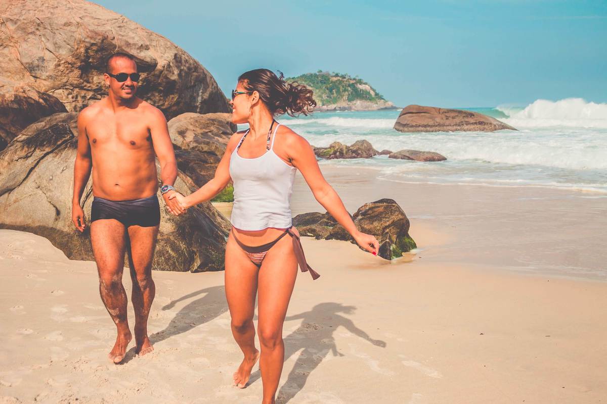 Fotos de um casal em ensaio fotográfico na praia