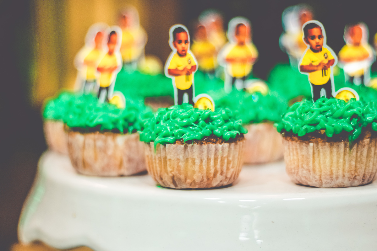 cupcake com chantilly verde e adesivo do aniversariante