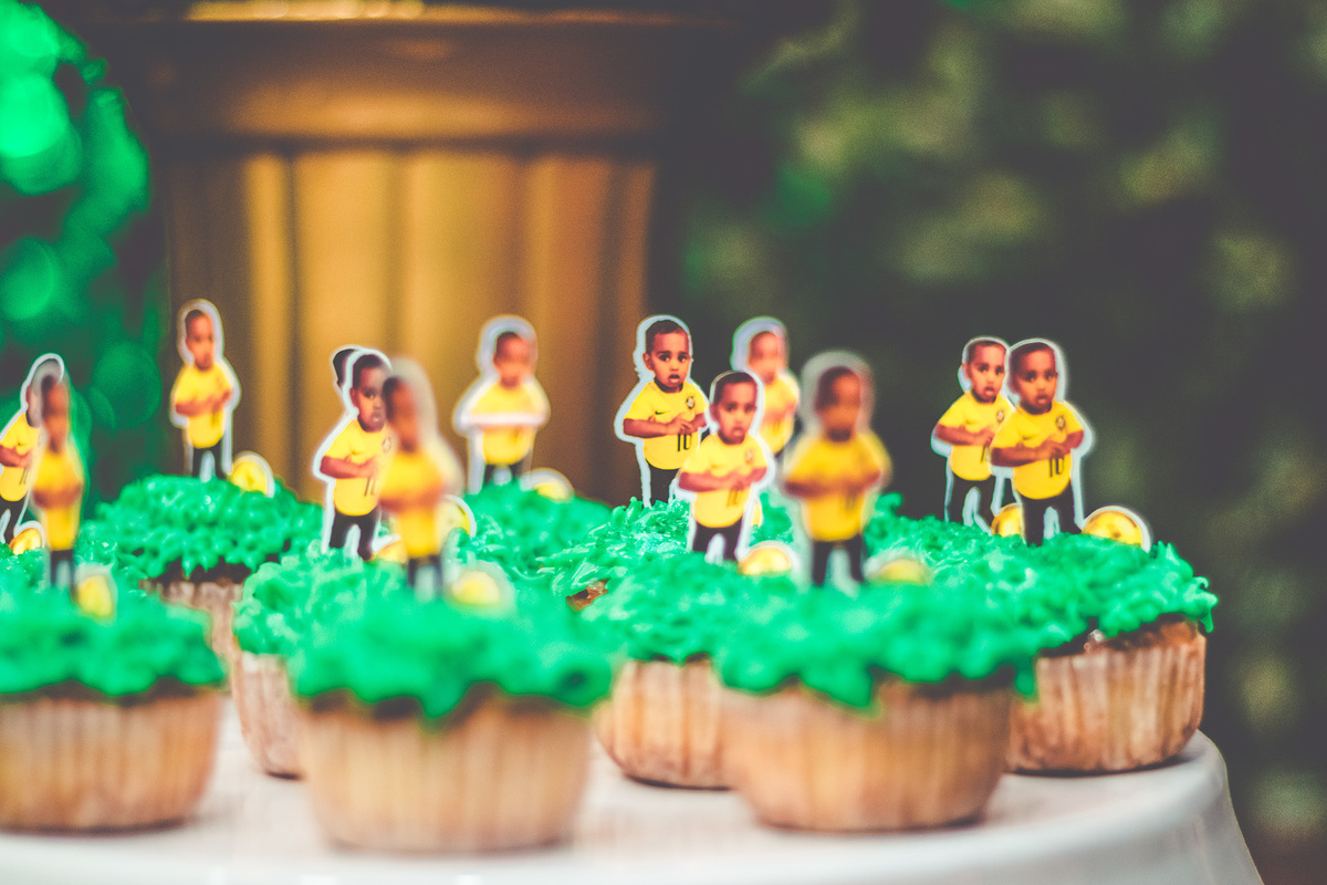 cupcake com chantilly verde e adesivo do aniversariante