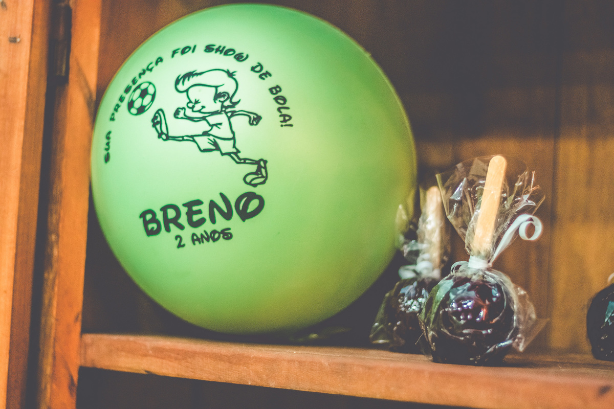 Mesa de decoração com tema de futebol em festa infantil 