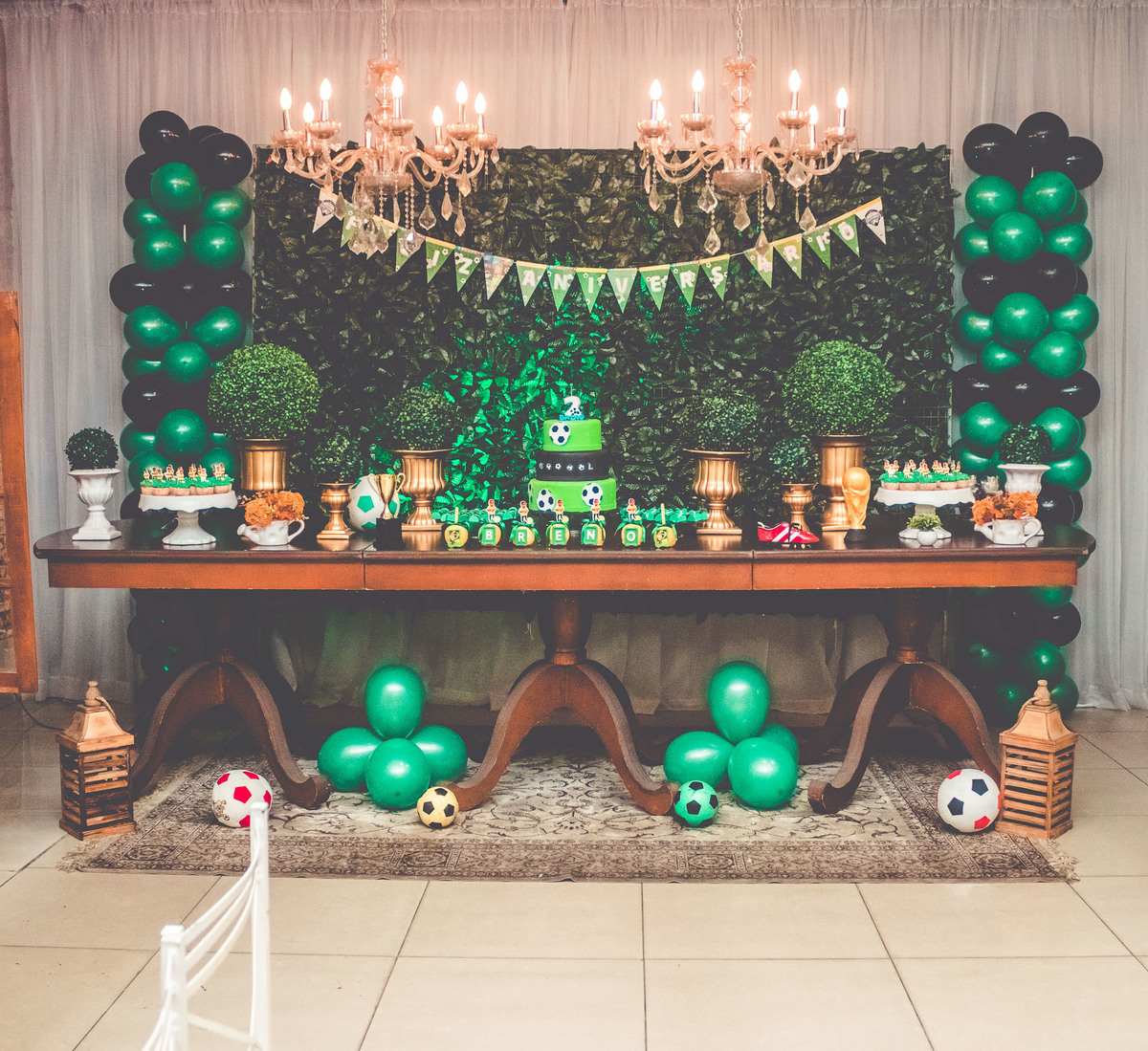 Mesa de decoração com tema de futebol em festa infantil 