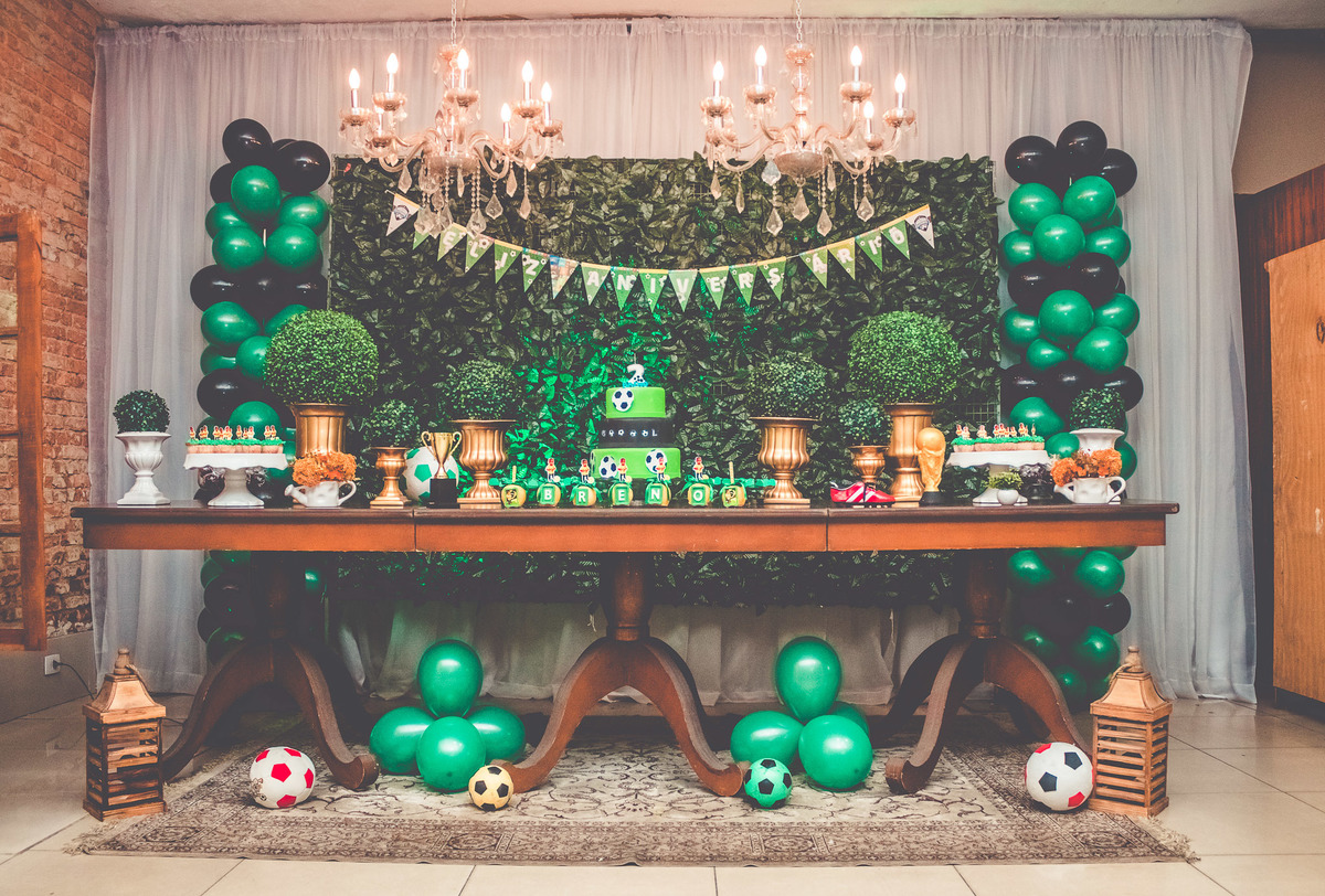 Mesa de decoração com tema de futebol em festa infantil 