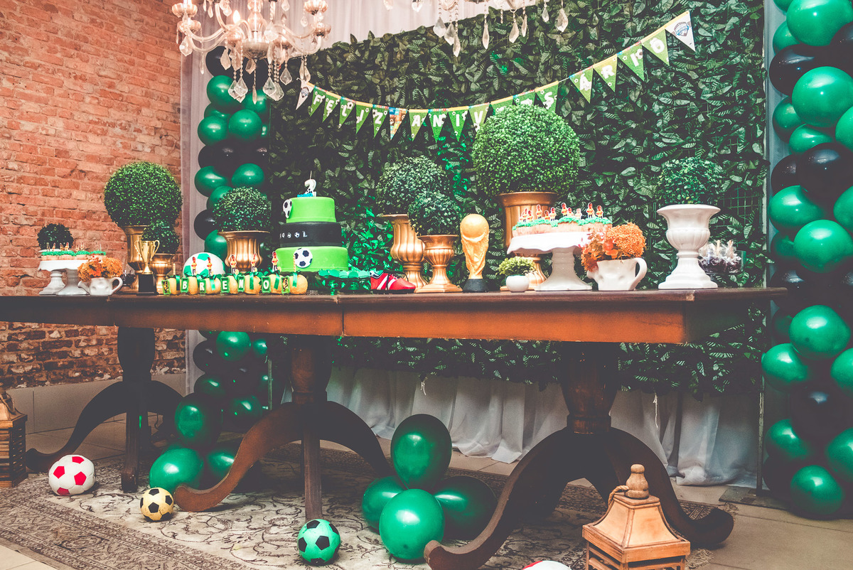 Mesa de decoração com tema de futebol em festa infantil 