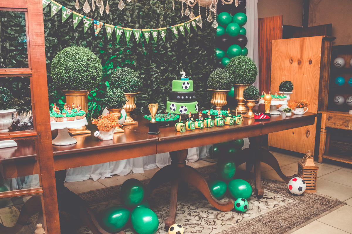Mesa de decoração com tema de futebol em festa infantil 