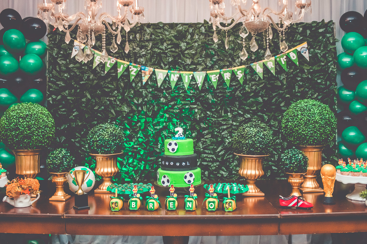 Mesa de decoração com tema de futebol em festa infantil 