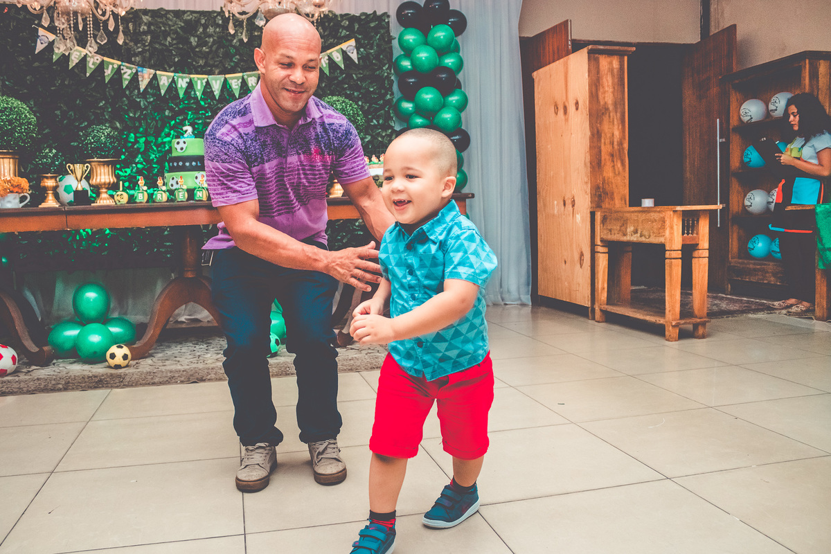 criança brincando com o pai
