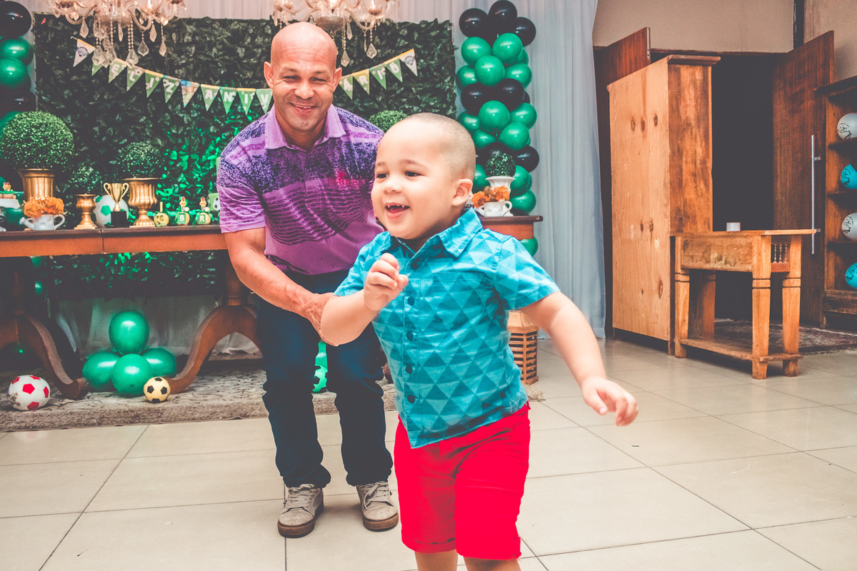 criança brincando com o pai