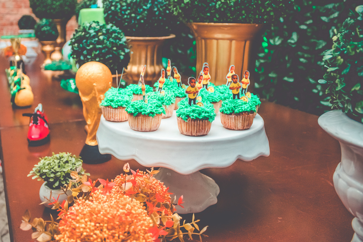 Mesa de decoração com tema de futebol em festa infantil 