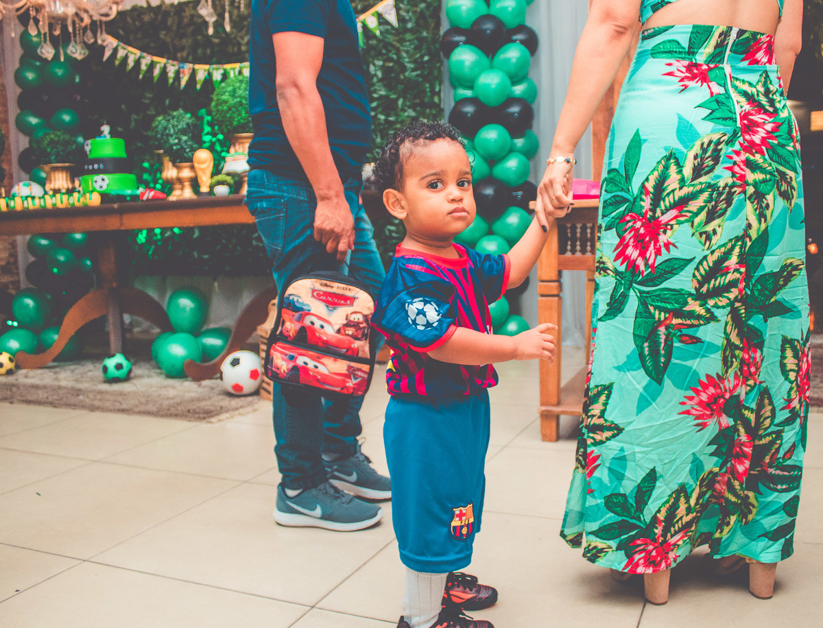 criança vestida de jogador de futebol em festa infantil 
