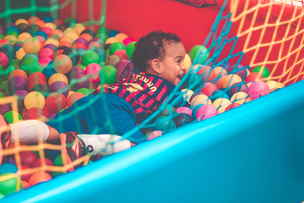 criança vestida de jogador de futebol em festa infantil brincando 