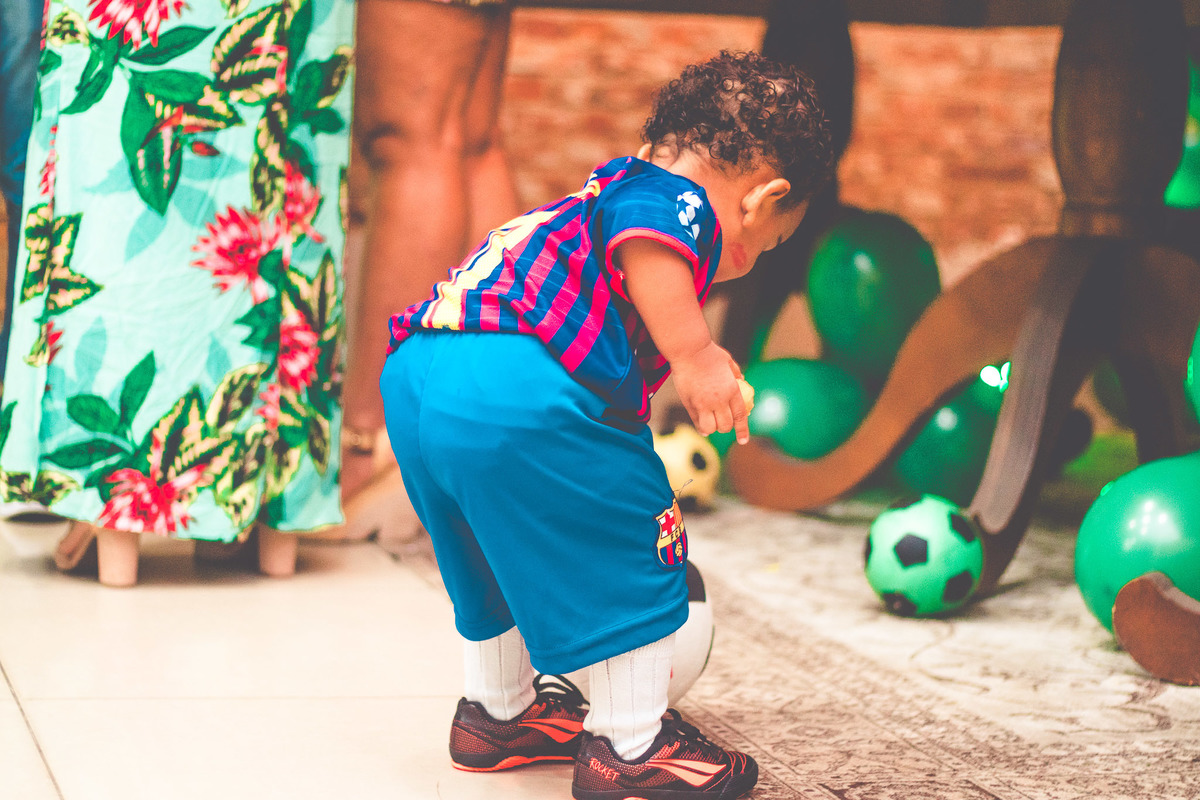 criança vestida de jogador de futebol em festa infantil 
