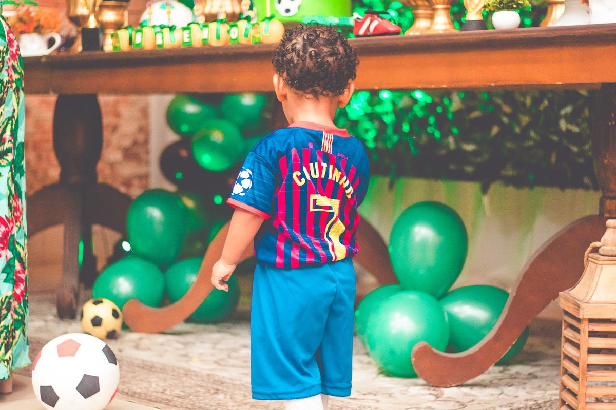 criança vestida de jogador de futebol em festa infantil 