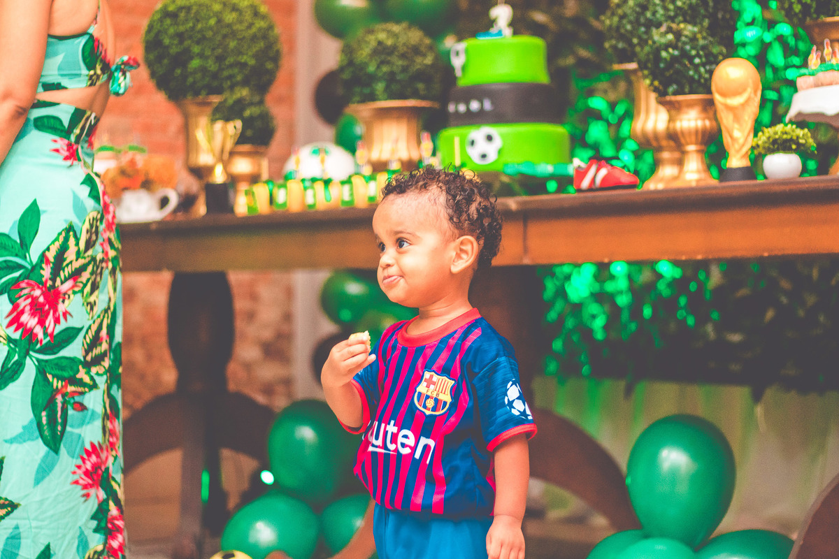 criança vestida de jogador de futebol em festa infantil 