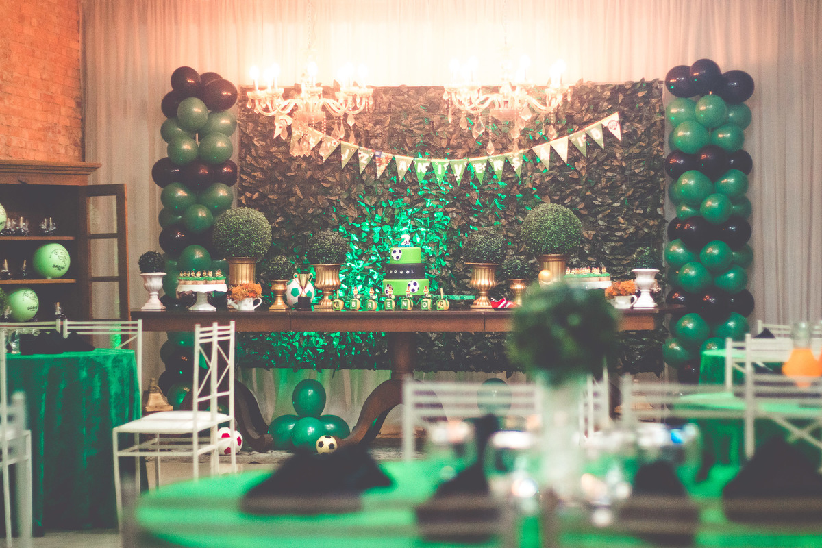 Mesa de decoração com tema de futebol em festa infantil 