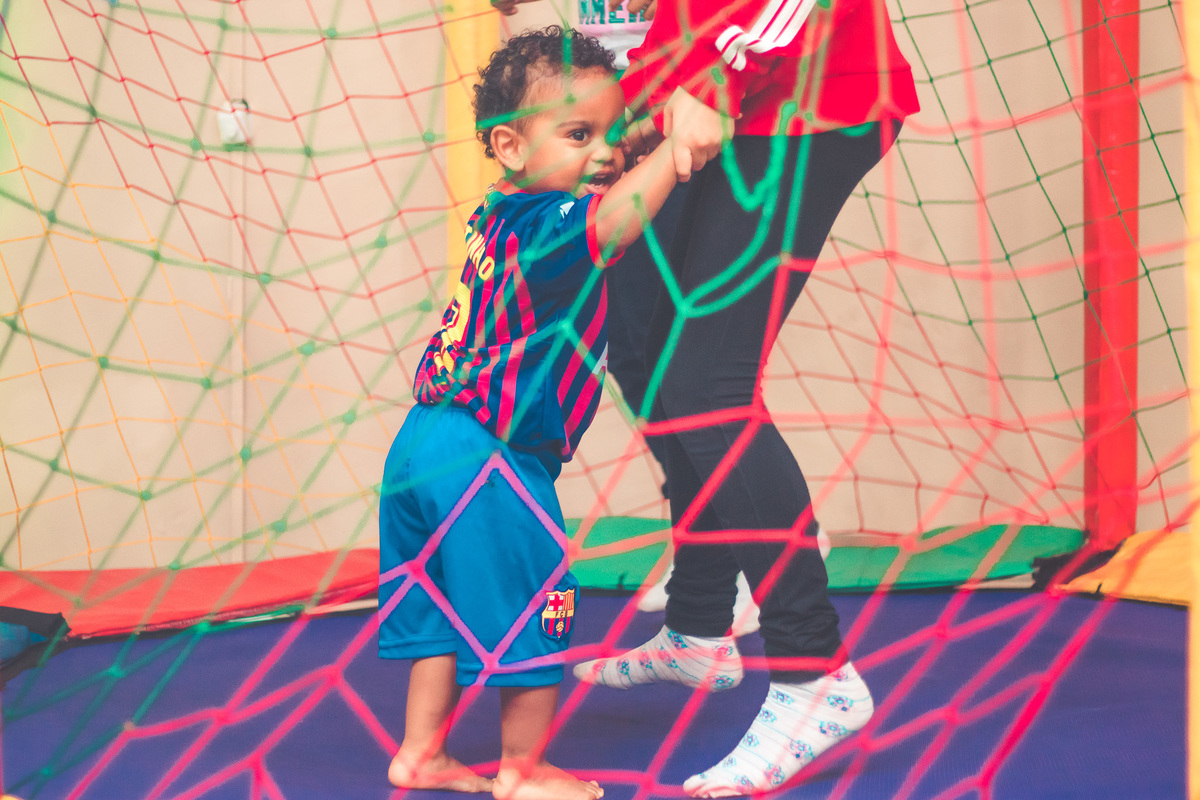 criança vestida de jogador de futebol em festa infantil brincando 