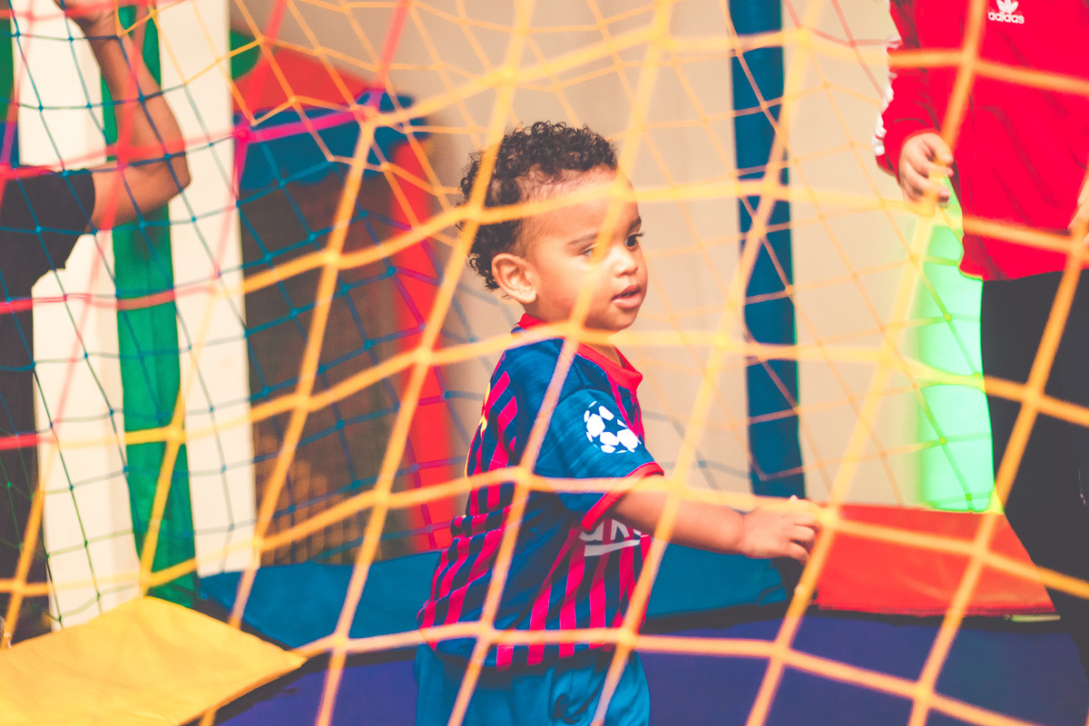 criança vestida de jogador de futebol em festa infantil brincando 