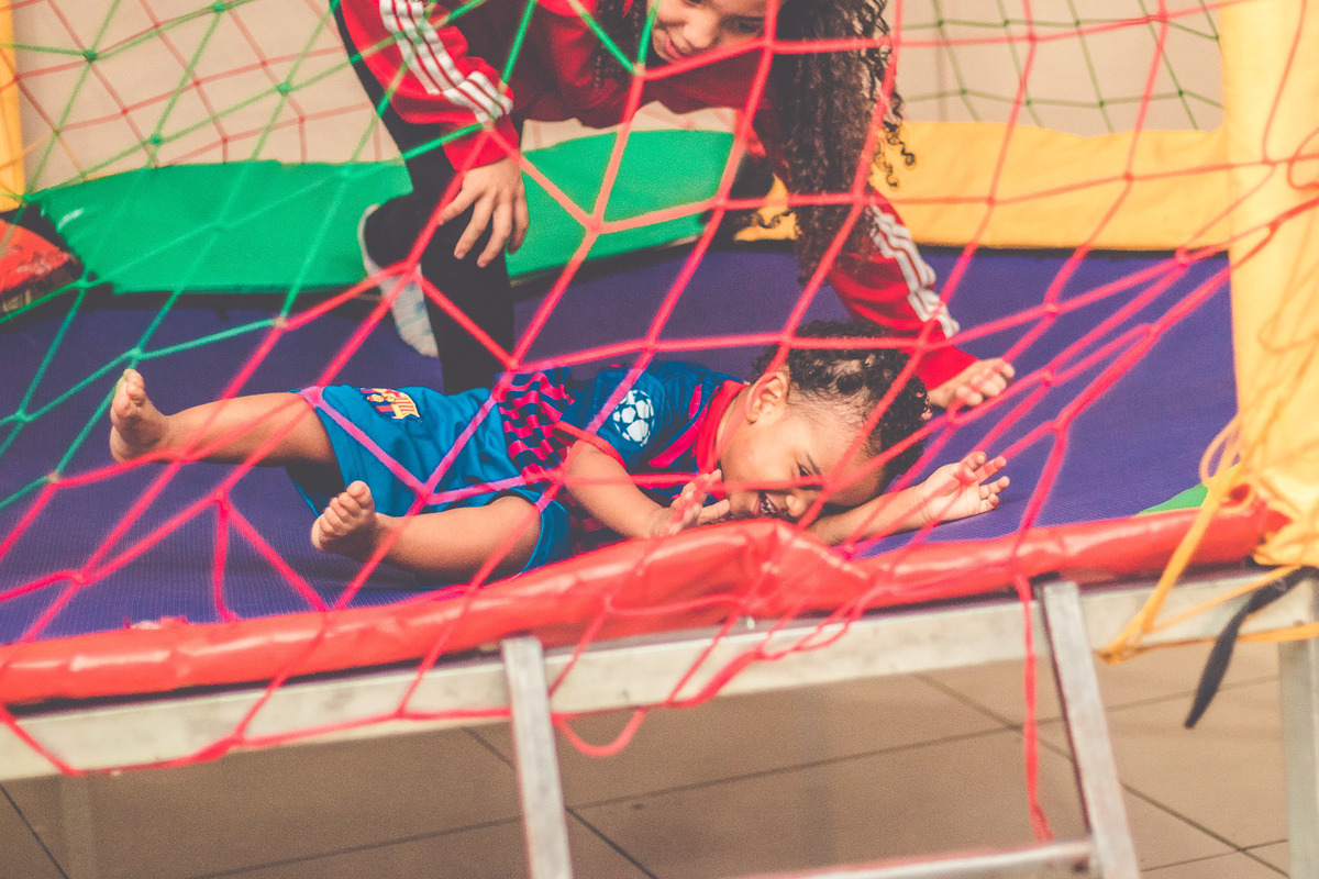 criança vestida de jogador de futebol em festa infantil brincando 