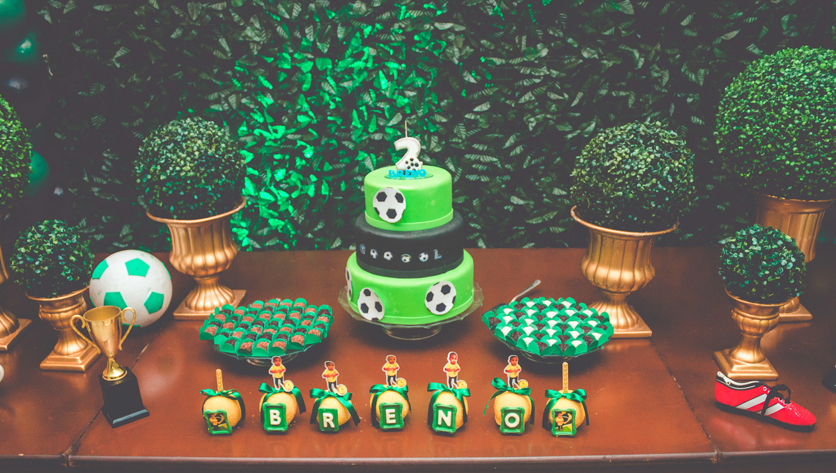 Mesa de decoração com tema de futebol em festa infantil de 2 anos