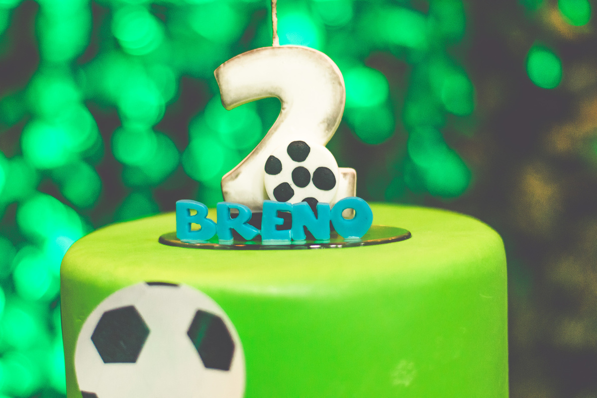 Bolo fake com tema de futebol em festa infantil de 2 anos