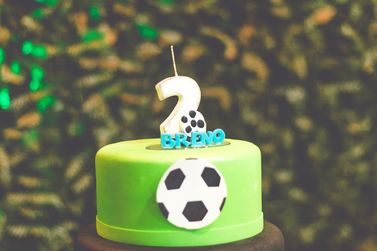 Bolo fake com tema de futebol em festa infantil de 2 anos