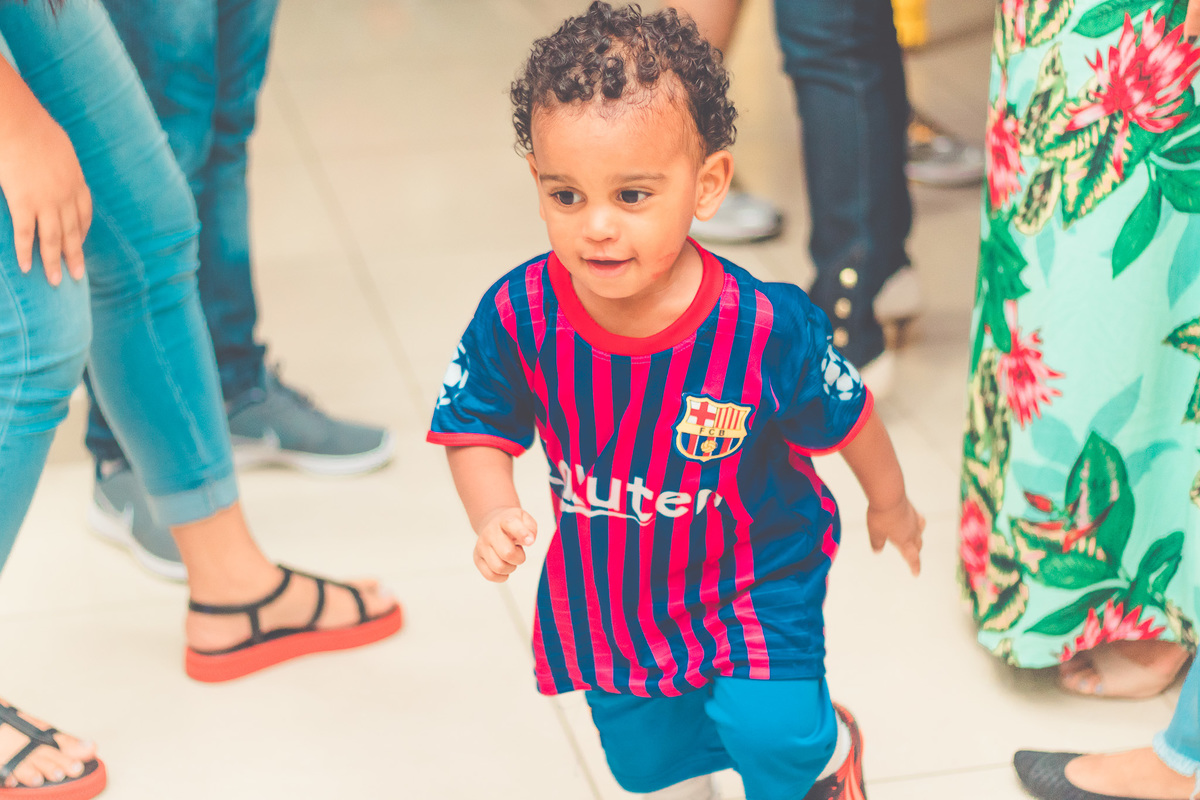 criança vestida de jogador de futebol em festa infantil brincando 