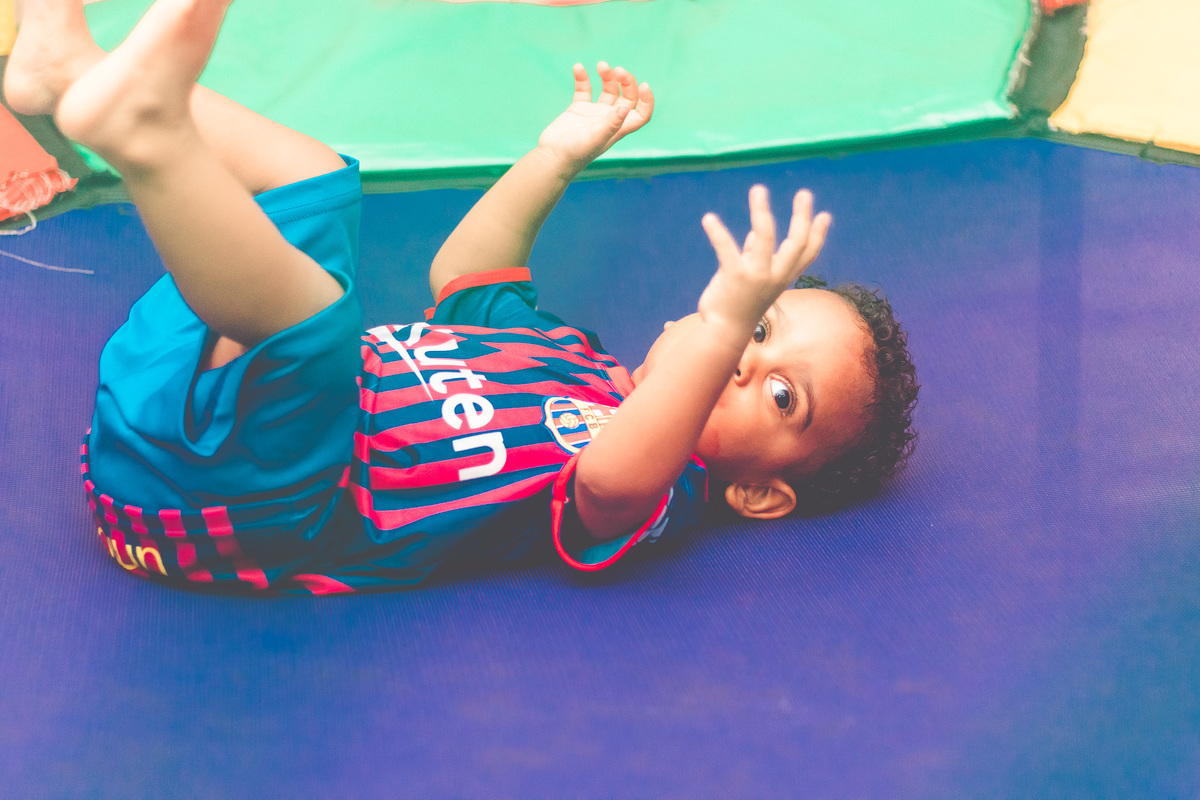 criança vestida de jogador de futebol em festa infantil brincando 