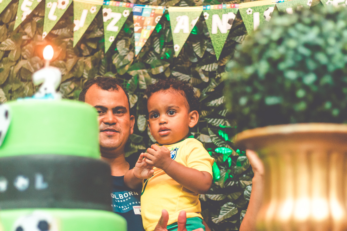 hora do parabéns em festa infantil com tema de futebol 