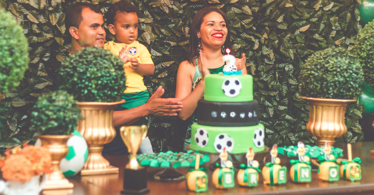 hora do parabéns em festa infantil com tema de futebol 